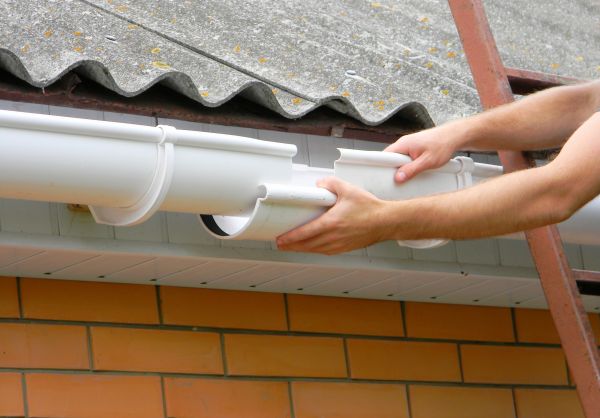 Gutter Hanging in Frankfort